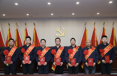 0206 修理能手從左至右依次為 邵冠峰、王寶玉、潘春樂、李龍、許特斯、韓利杰、寇增亮.jpg