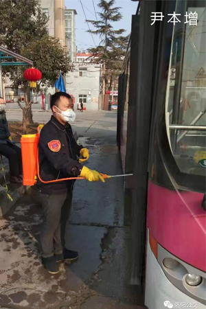 抗擊疫情，讓黨旗飄揚(yáng)在公交防控一線