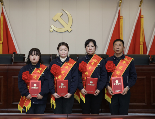 0207 從左至右依次為 點鈔能手王璐、充值能手孫昭娣、教學能手王慧娟、孫衛(wèi)東.jpg