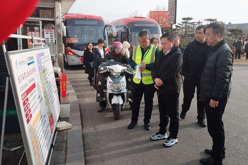 A1 集團黨委書記、董事長王保東到龍門石窟公交站調(diào)研